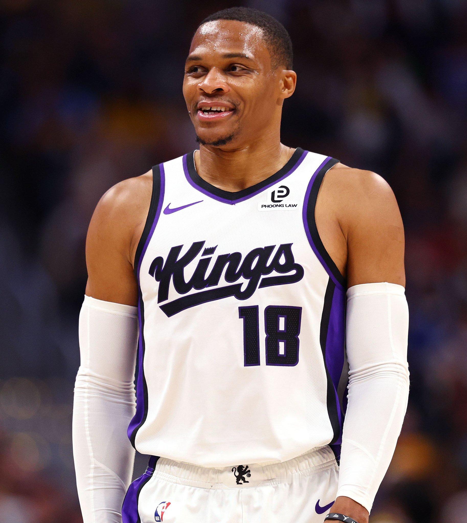 今天，威斯布鲁克成为了历史上第二位总得分超2万5、总助攻超1万的球员。 