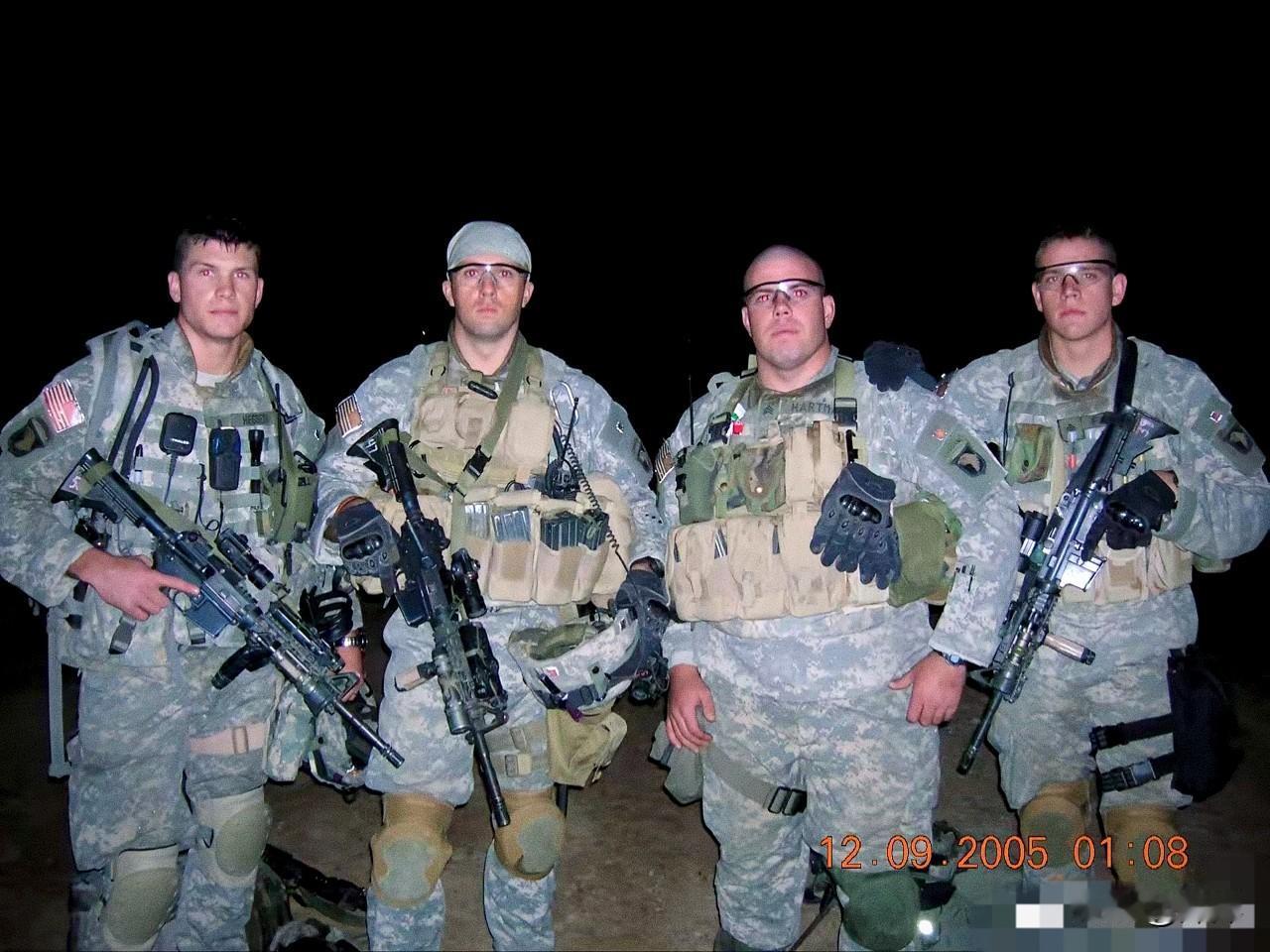 左边第一位士兵是现在的战争部部长皮特.赫格塞思。这是他服役时在伊拉克和战友拍摄的