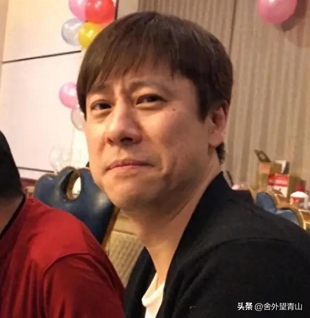 解晓东在蚌埠住普通房子，不是落魄躲清静，也没靠直播卖惨还债。
他去年还了2800