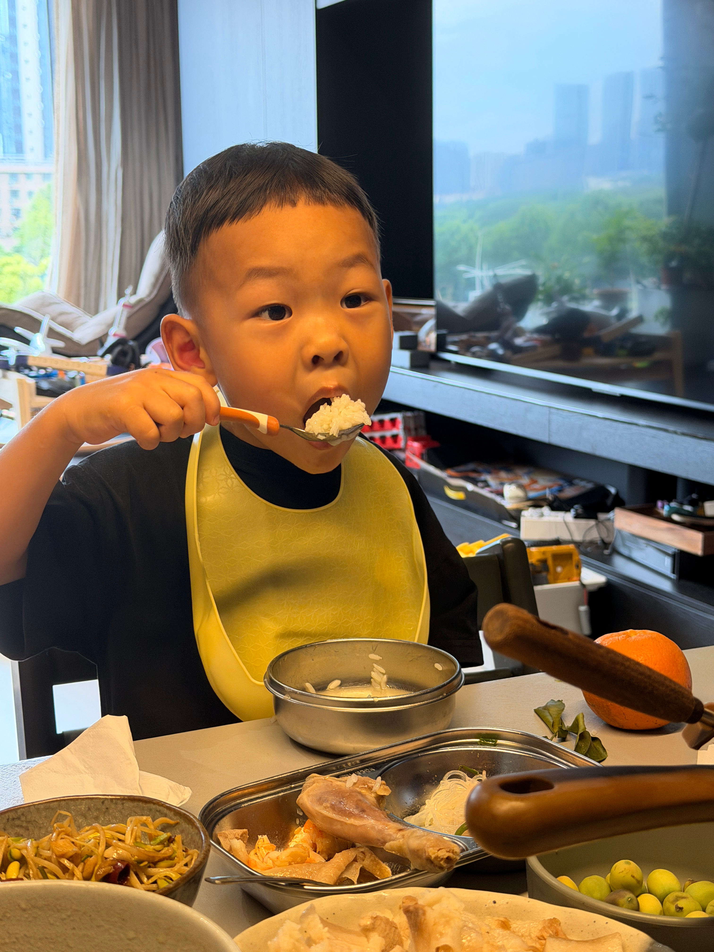 自己真当了父母才知道要把一个孩子教好是真的不简单，最近不是手足口了么，他脾气也贼
