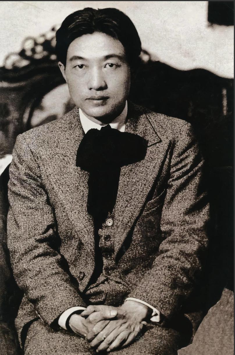 1937年，徐悲鸿在香港办展，一德国人携四箱古画求鉴。他仅看一箱便断然道：“不用