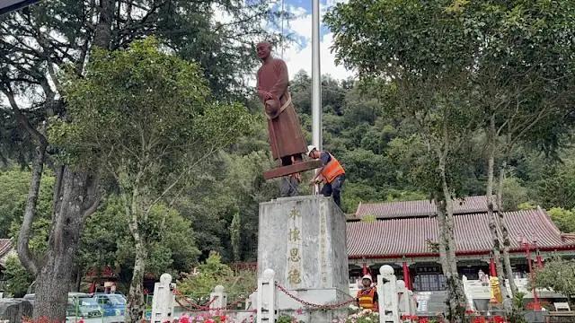 如果蒋经国有在天之灵看到父亲的铜像被移除，吊在了半空中。回头又被扔到了仓库里，也