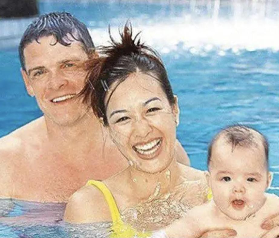 钟丽缇曾被称为“性感女神”，因为她有着丰满的身材和出众的容貌。
她的三个女儿继承