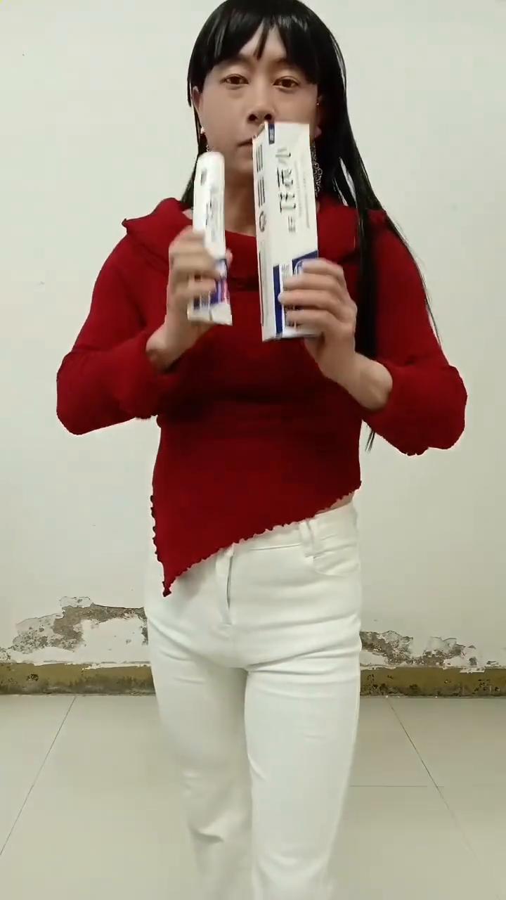 有口臭的朋友有福了，今天给大家推荐这款小苏打牙膏，去除口臭异味非常有效，刷完牙后