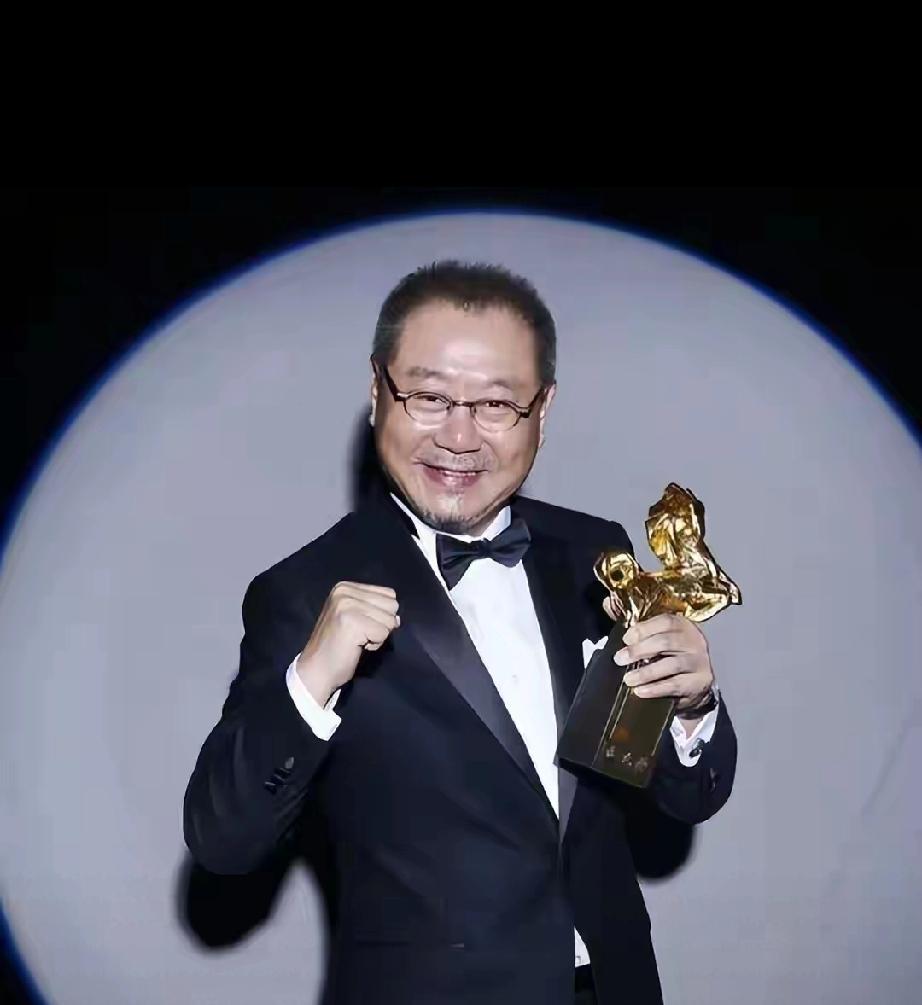 巅峰退春晚、不炒CP、不上综艺：影帝范伟，把笨功夫熬成顶级演技
 
      