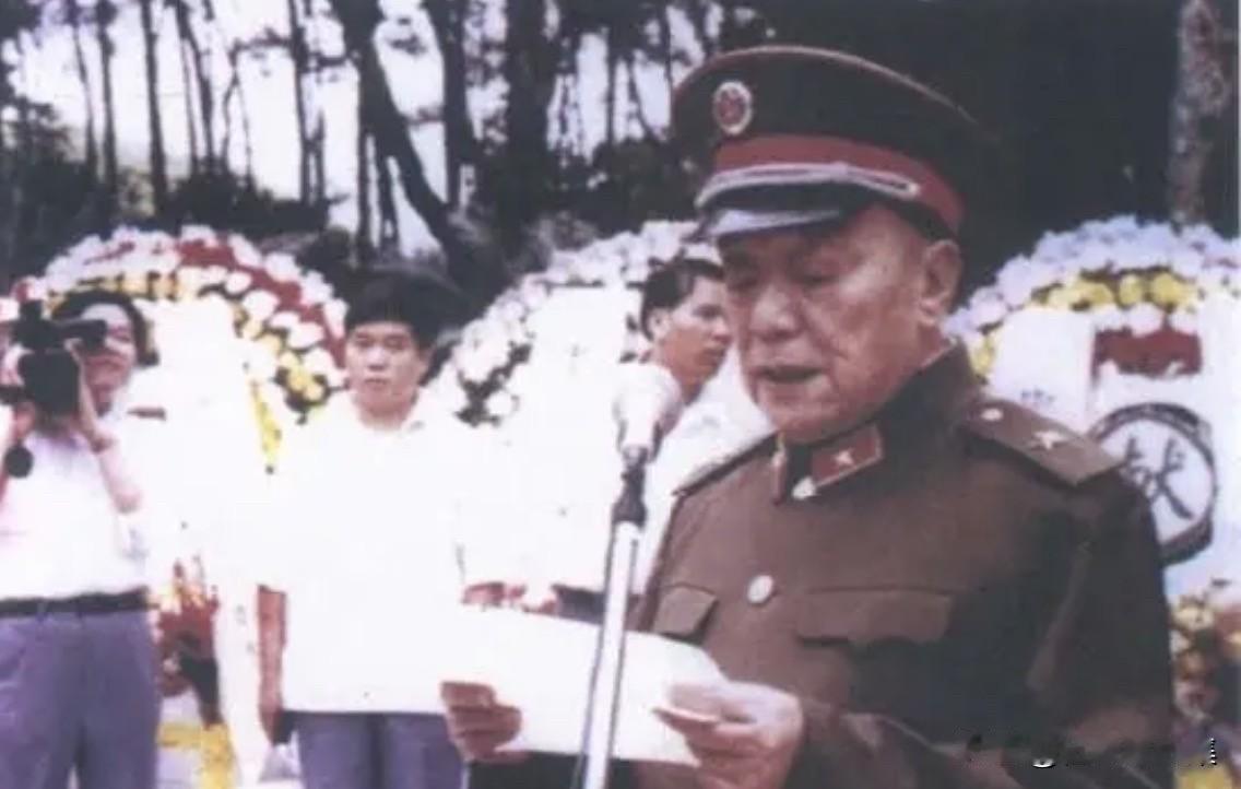 1987年10月22日，叶剑英纪念碑在广州红花岗揭幕，图为时任中共中央政治局委员