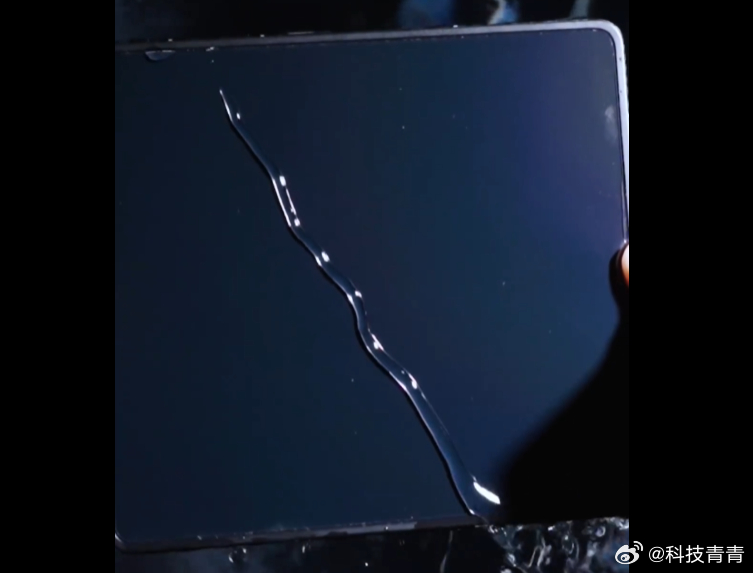 看来技术有明显突破啊，周意保发布的视频中一款疑似Find N6的真机，屏幕几乎看