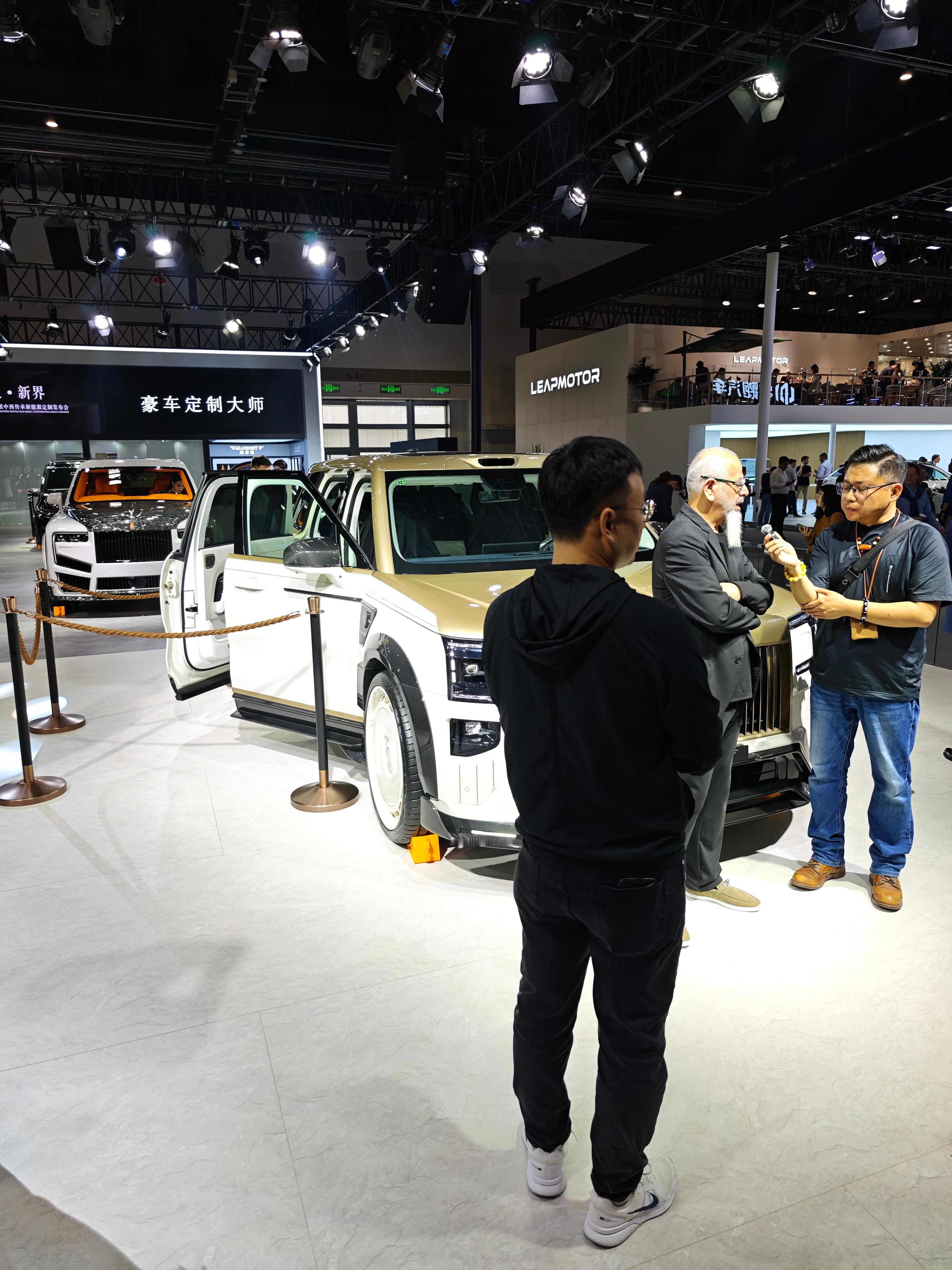 迈莎锐创始人在极氪9X前接受采访，后面那台就是迈莎锐定制的1000多万的库里南感