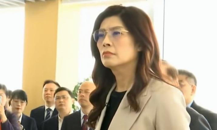 今早，郑丽文访问团到上海洋山港参现，用心听着讲解，并且互动。洋山港我去过三次，在