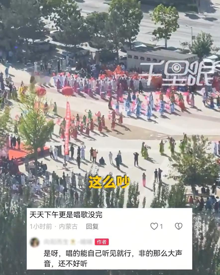 这是个人多时间长的歌舞活动，每天从下午直到半夜，不停歇地闹腾！
前不久，内蒙古通
