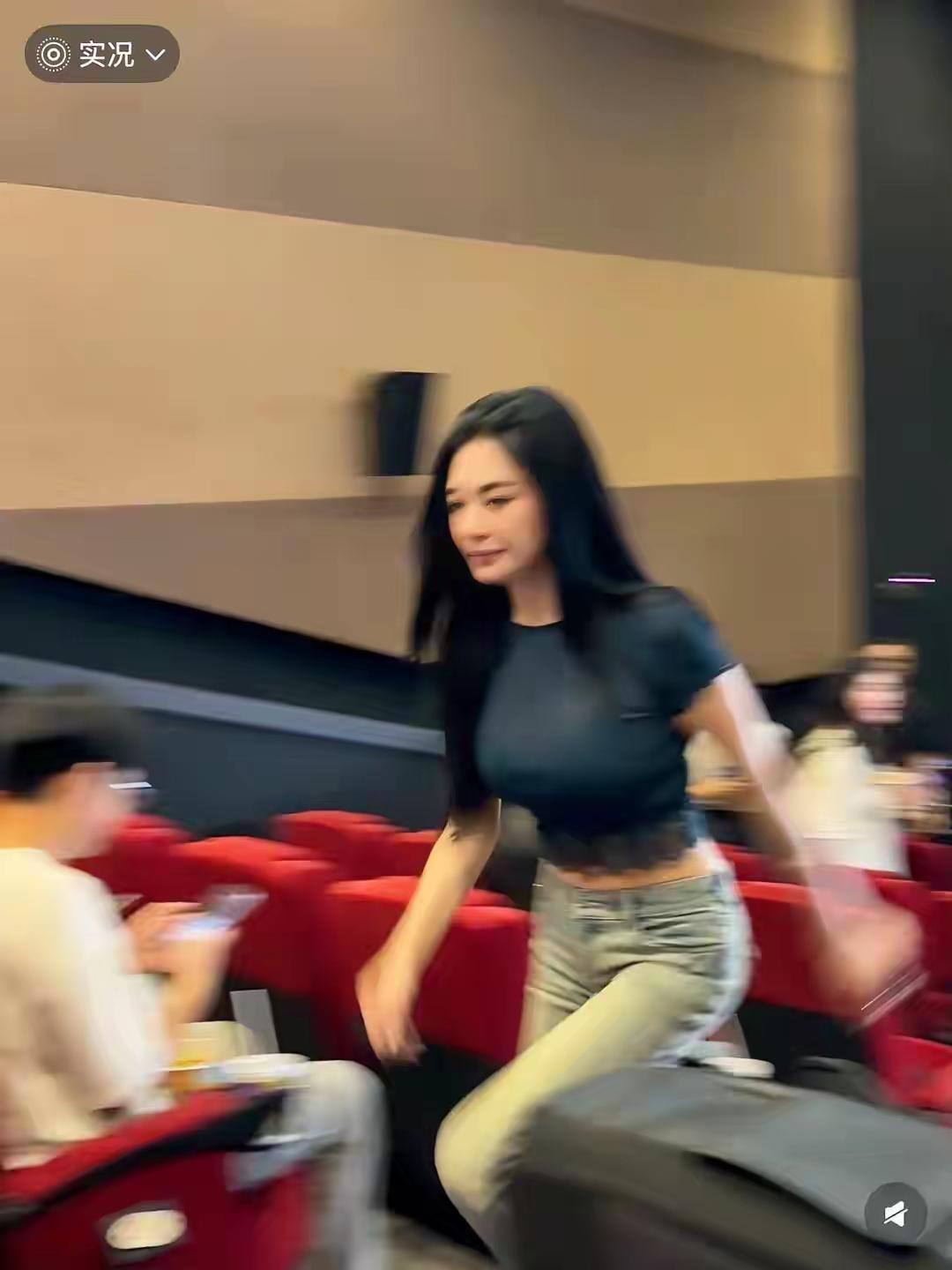 张雨绮穿这个牛仔裤真好看
你觉得呢
02年出道，当时她还只是山东一个十八岁的小姑