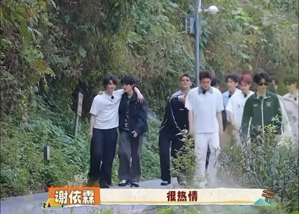 他俩咋就又搂上了？ 