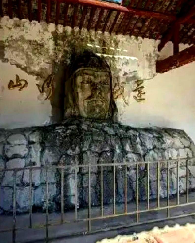 南京将军山新装的岳飞像把一颗铜头塞进铁笼子里，周围连一句说明都没有，照片一丢到微