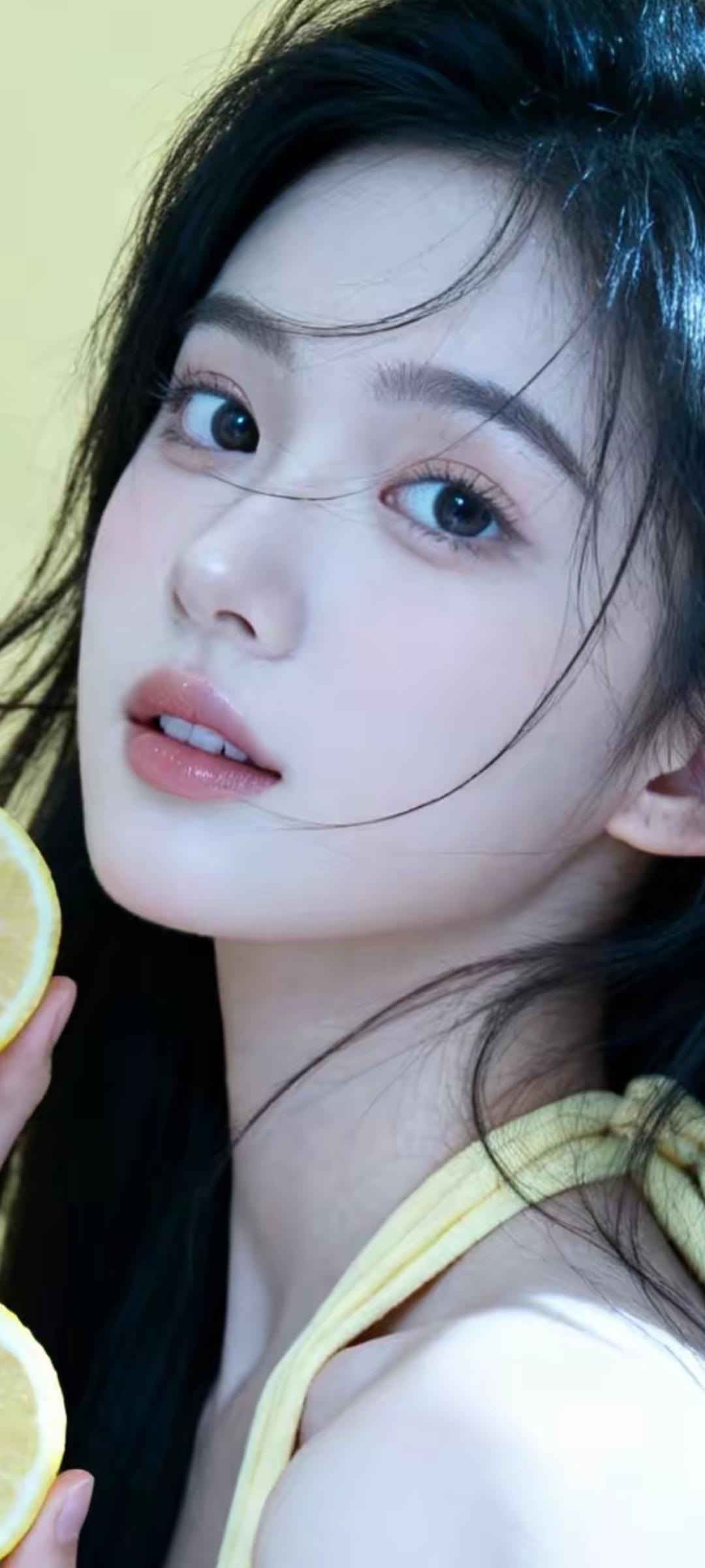 夏日清新少女，手捧柠檬片，甜美可人