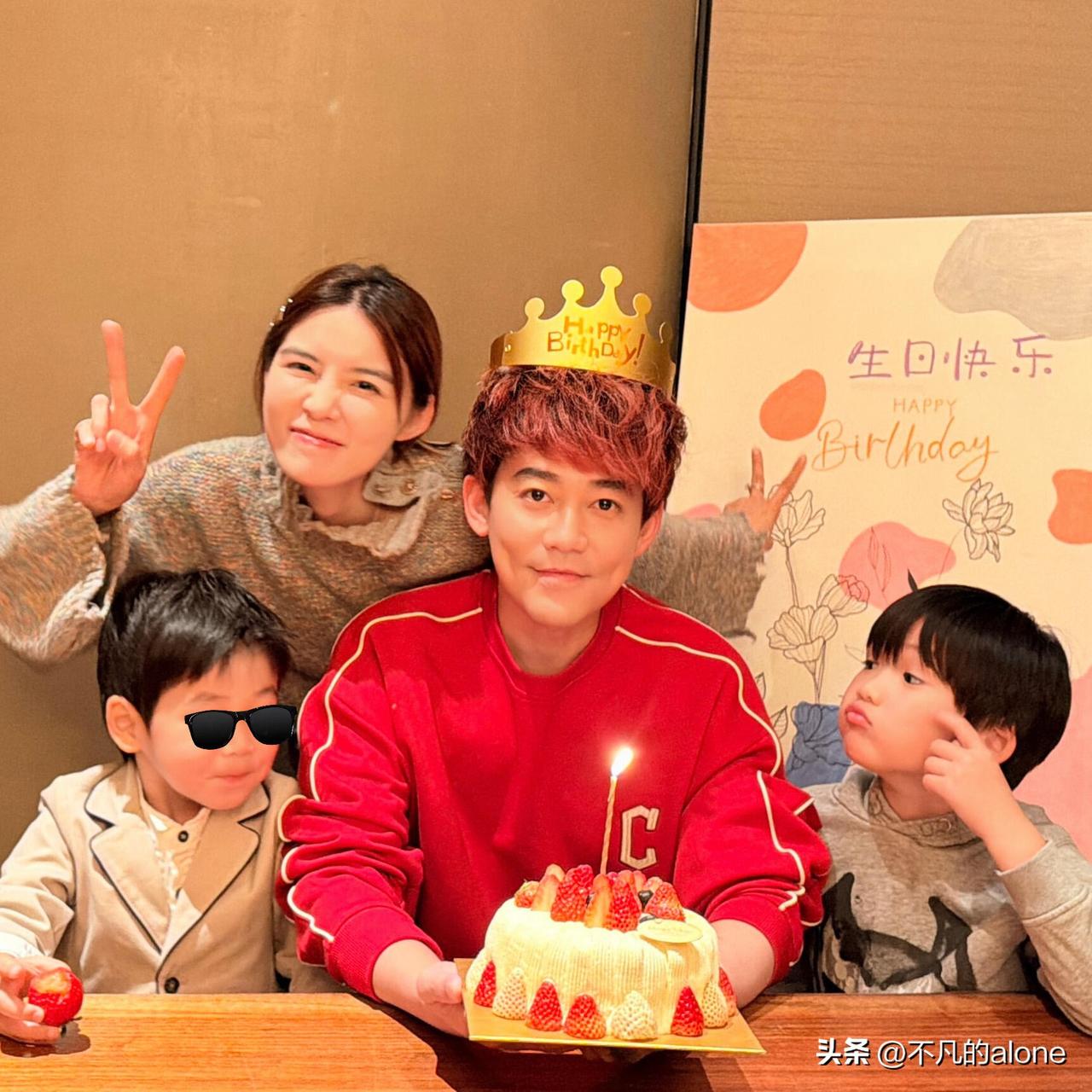 3月5日，廖语辰发文为苏醒庆生，祝醒哥42岁生日快乐！

廖语辰晒出3张生日照，