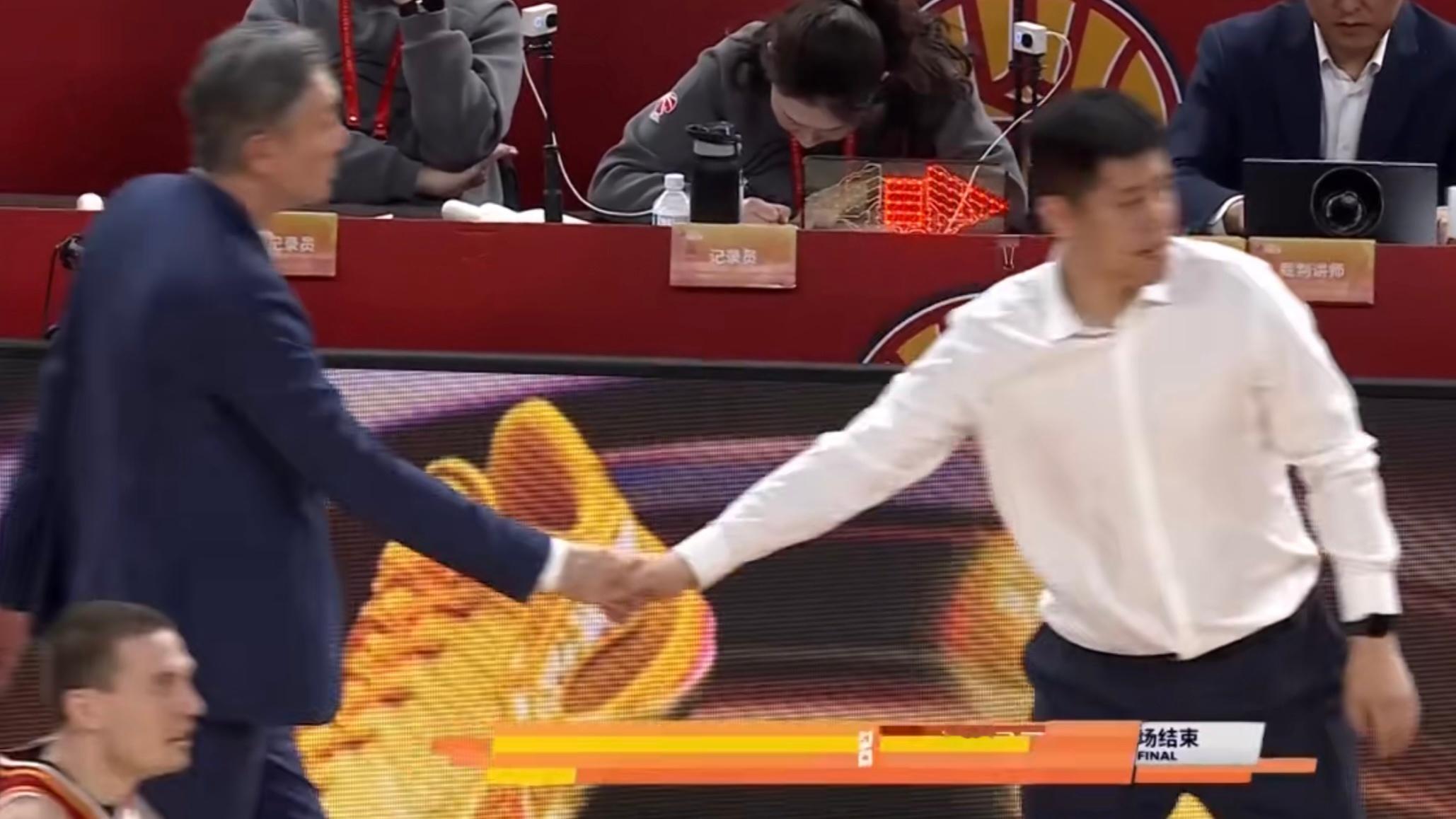 深圳男篮客场击败山西豪取11连胜，刷新队史连胜纪录。山西男篮vs深圳男篮