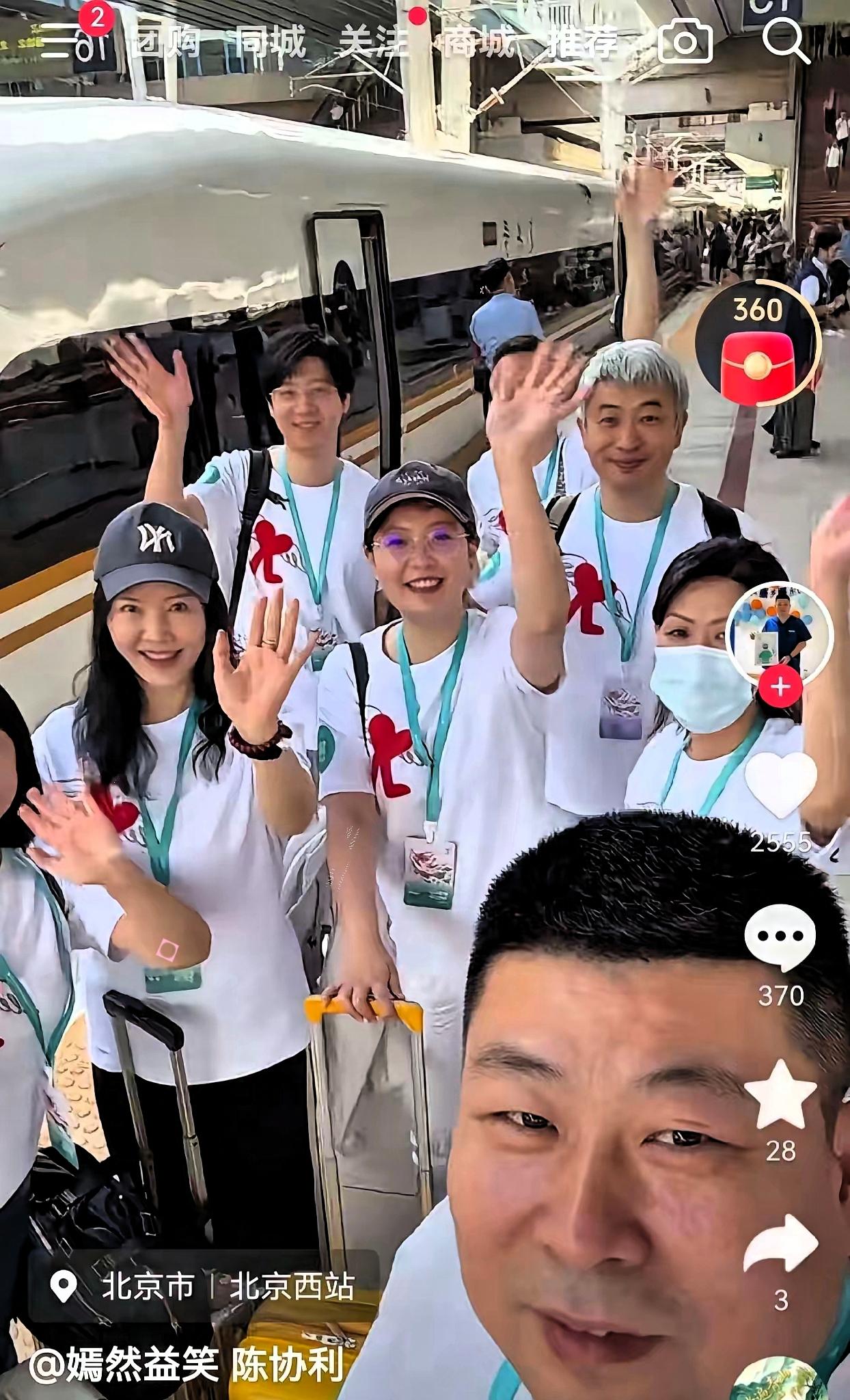 有一个问题，我始终想不明白，李亚鹏的嫣然基金每次出行就几个人，大家都笑容满面，可
