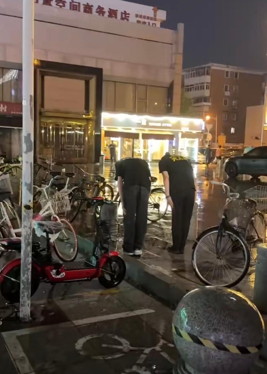 我笑成狗屎了！张若昀跟李阳给自行车鞠躬道歉！电影里确实对不起自行车！你们祸害太多