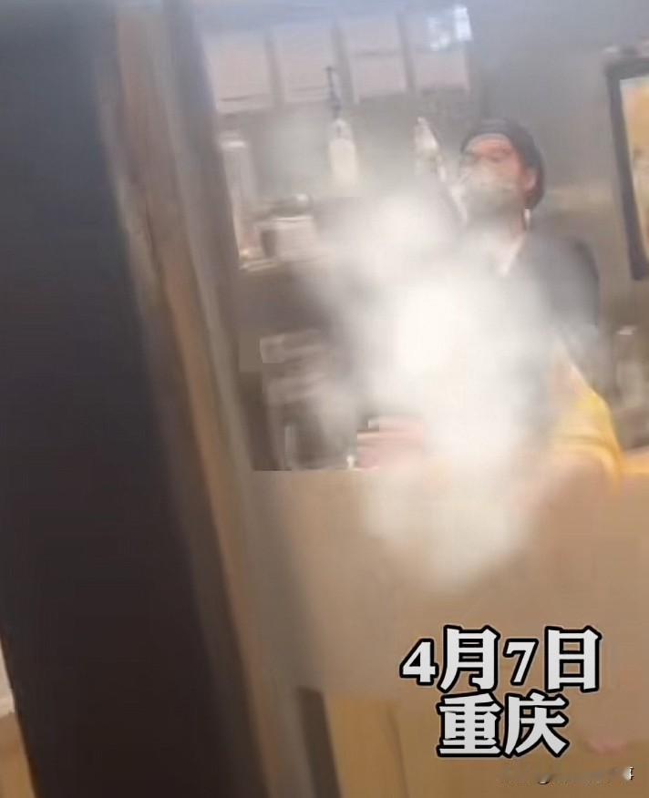 “哇，她在干嘛啊”！重庆，一家奶茶店内，不少游客正在点餐，突然，一名女子一边脱去
