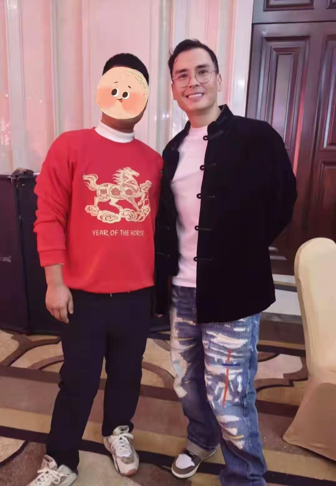 今天刷到张柏芝二弟张柏文的近照，直接被他的变化惊到了！40岁的他身着简约白T配黑