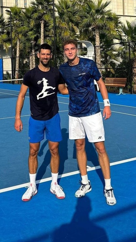 德约科维奇 腿变粗了，移动也变慢了图1是你闹2023年在迪拜冬训（陪练是马其顿三