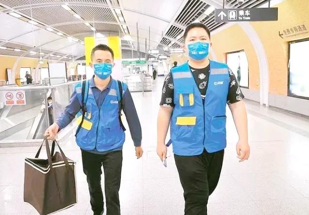 特殊父子档！5月，深圳，一位父亲为帮助自闭症儿子融入社会，带他一同送外卖。某次送