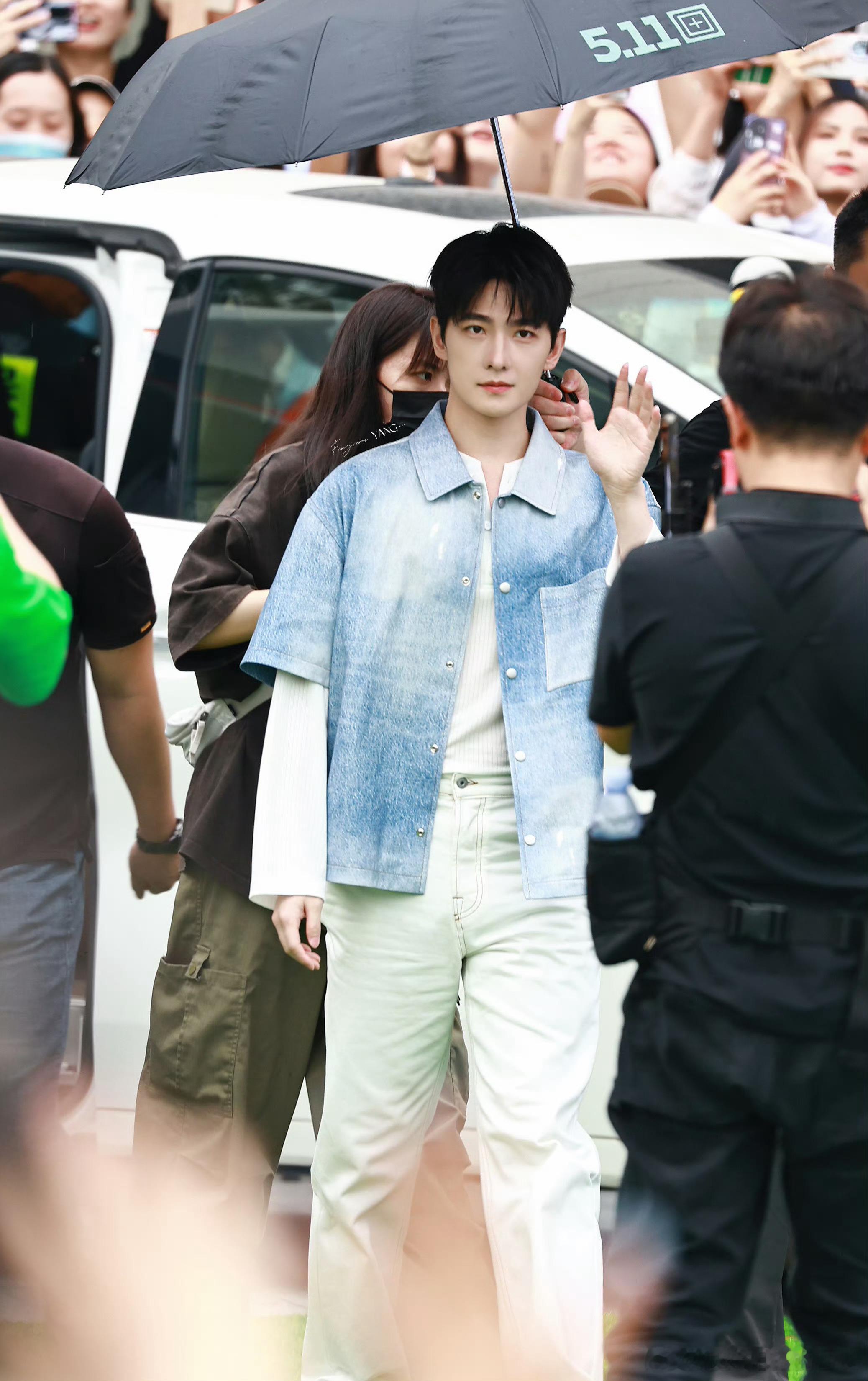 杨洋又去西安造福万众了，此刻本呱呱柠檬精附身🍋🍋🍋 ​​​