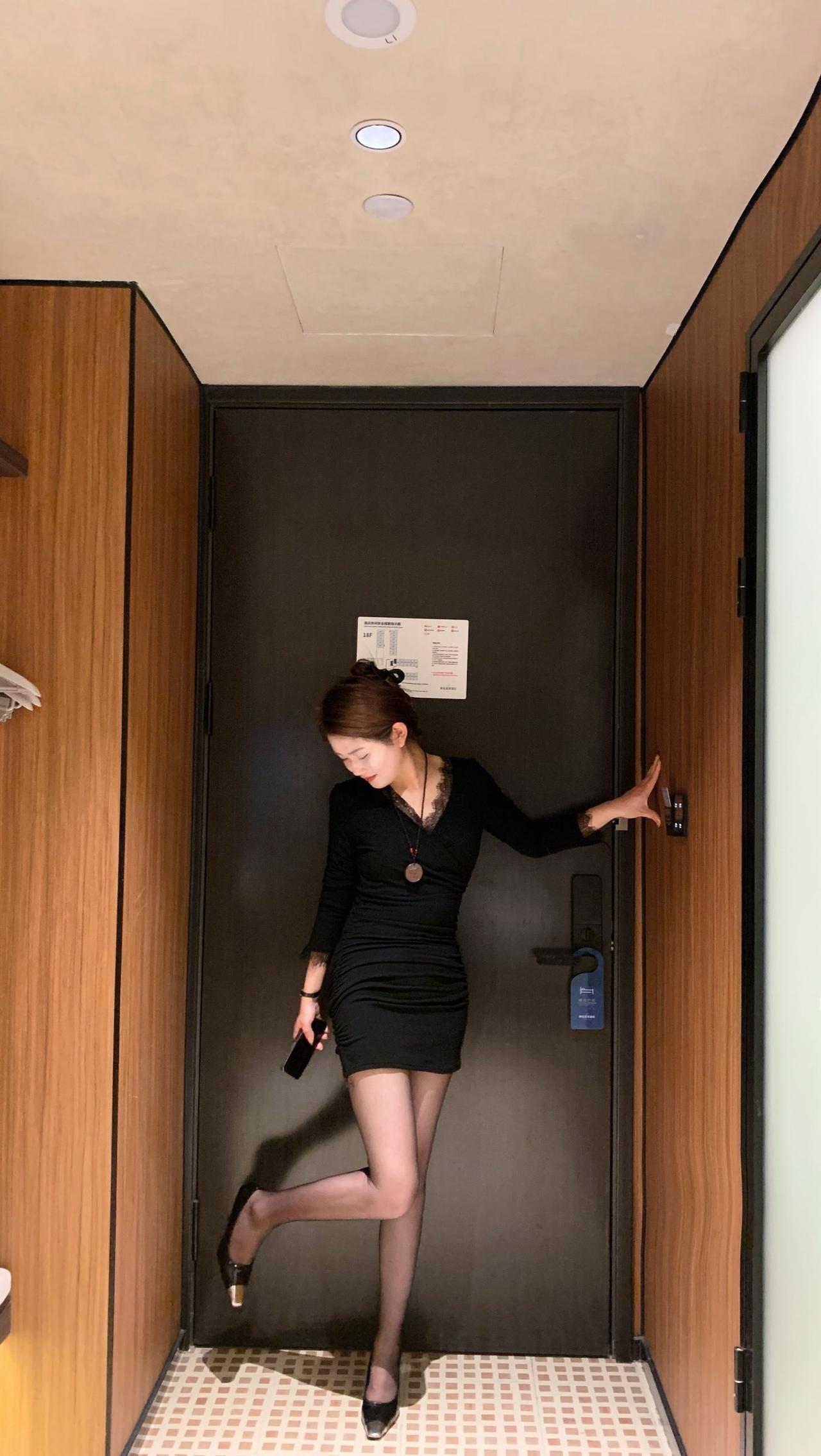 电梯里的优雅瞬间，黑白配色的时尚穿搭