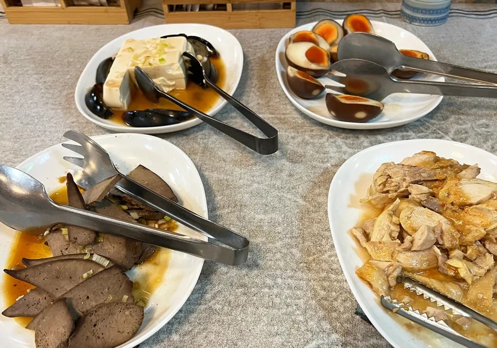 东京中野现在也只有中国人开的自助餐可以1000出头管饱了 