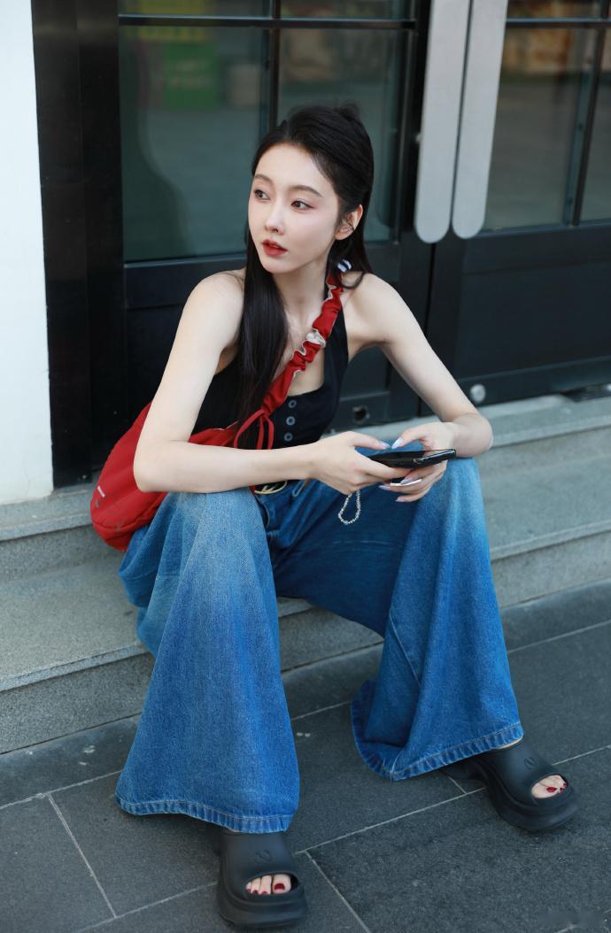 ​ 宣璐松弛感穿搭模板宣璐红黑撞色穿搭好绝谁能不被宣璐这街拍圈粉？挂脖黑背心搭配
