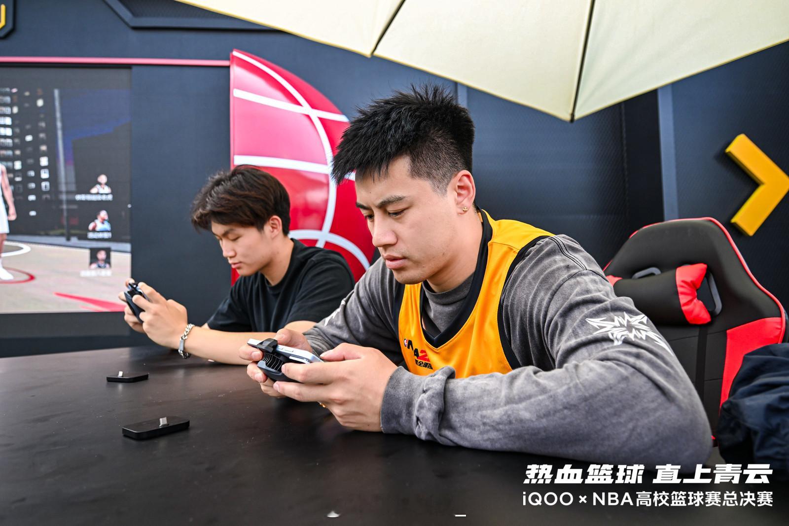 iQOO×NBA高校篮球赛总决赛现场太燃！真人篮球对决+NBA2K手游同台开战i