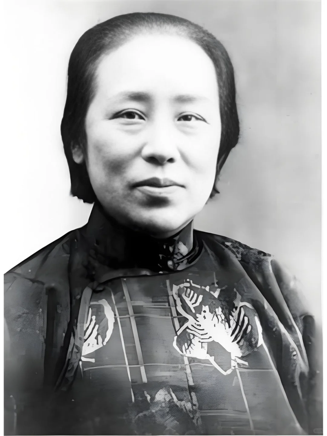 1935年她给蒋介石寄女裙讽刺，蒋却不敢惹她