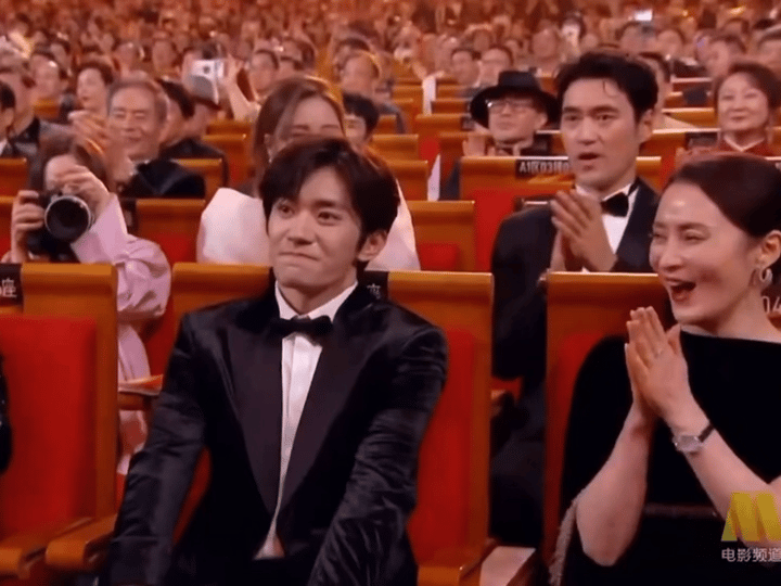 张歆艺看到易烊千玺拿奖后欣慰的眼神完全是在演我🥹昨晚易烊千玺在金鸡奖斩获影帝，