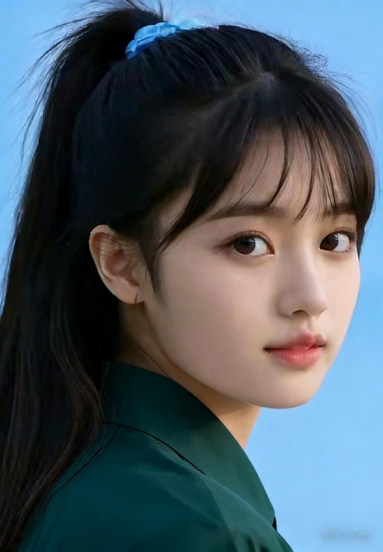 蓝天下的青春气息——我是你的小清新，愿与你共享这份明媚时光。