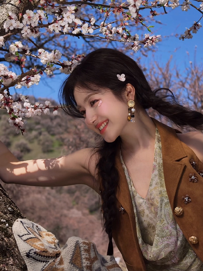 李兰迪双麻花辫造型李兰迪春日少女明媚感 李兰迪这组春日照完全就是明媚少女来的吧！