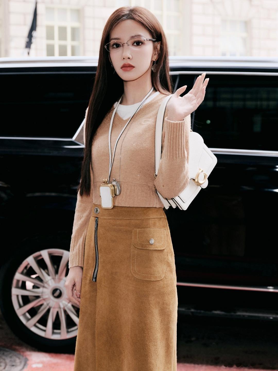 程潇这回报看COACH大秀，造型简直开了挂！标志性的黑长直发配上无框眼镜，知性范