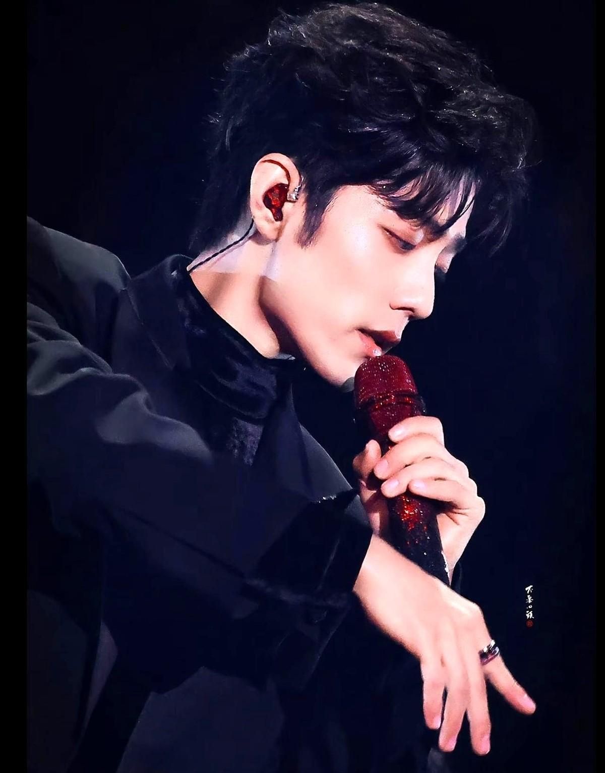 他上台前咳得直不起腰。
三小时后，收视率冲到3.5%，破了当晚纪录。
这不是剧情