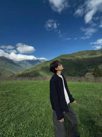 胡先煦九寨沟游客照胡先煦这条裤子是有什么说法吗山水美景配随性抓拍，胡先煦九寨沟游