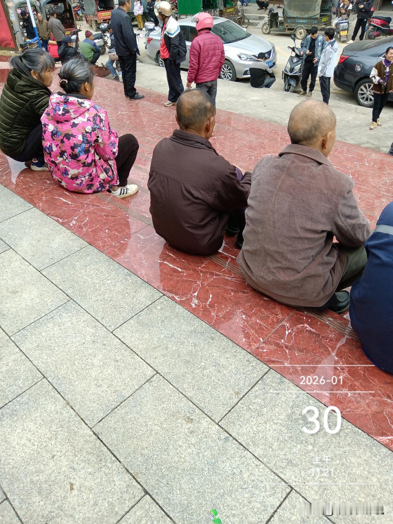 又一个学期圆满“交卷”🎒，穿行在接娃大军里，忽然很感慨：这些年，风雨无阻的接送