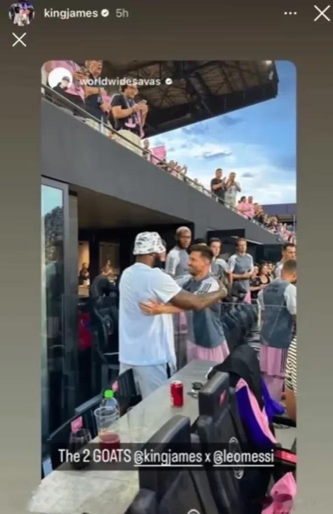 詹姆斯发推晒与梅西合影，配文THE 2GOAT,詹姆斯和梅西。
该推文被球迷嘲讽
