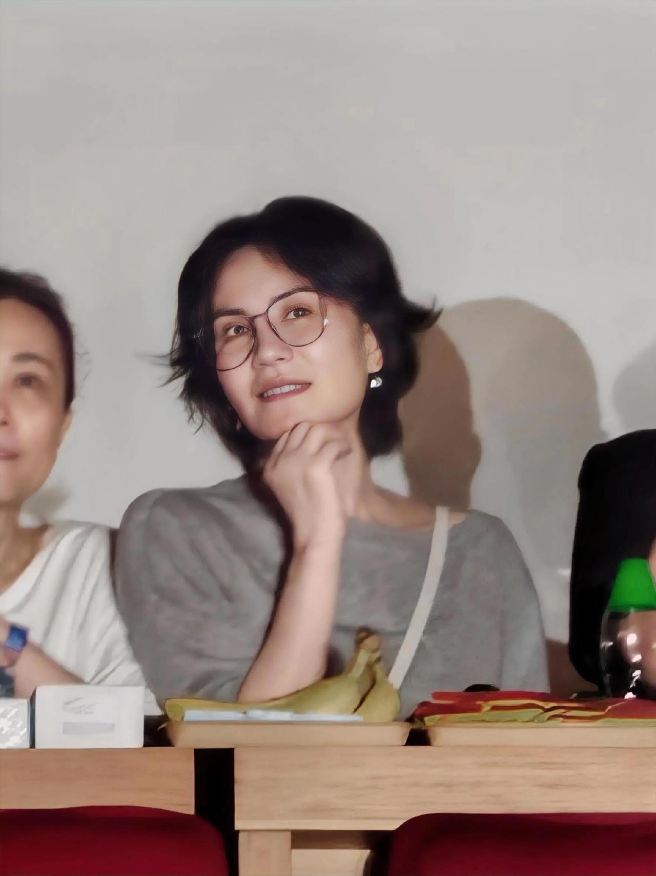 57岁的王菲空降北京那英演唱会
气质和神态仙气飘飘
衣着发型很洋气
面相还那么好