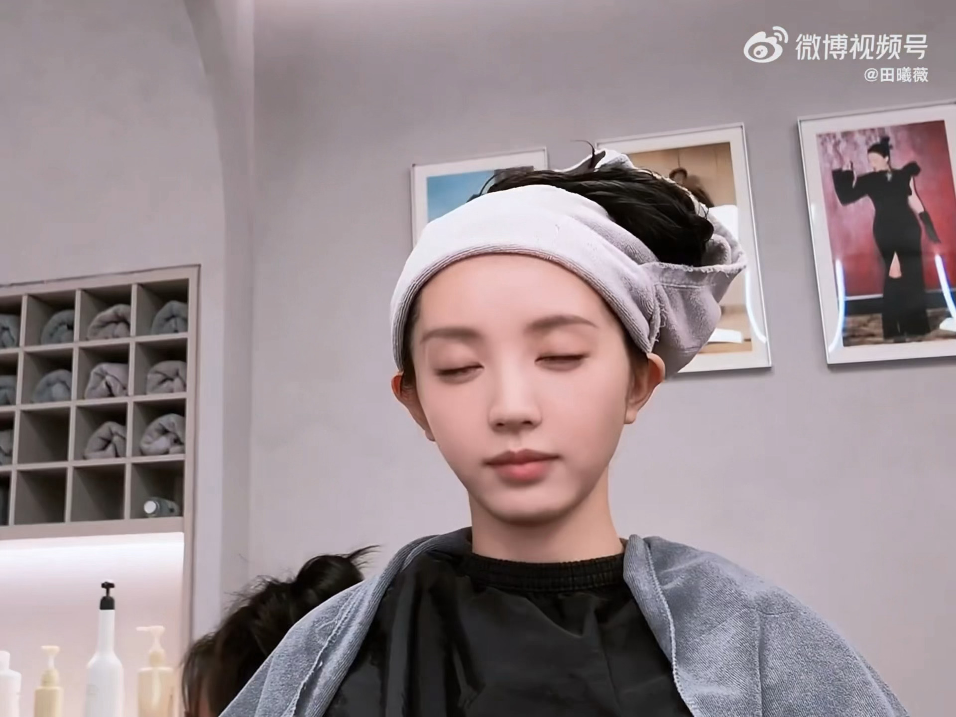 前一秒还在欣赏完美脸蛋 后一秒抢地主没绷住😂 
