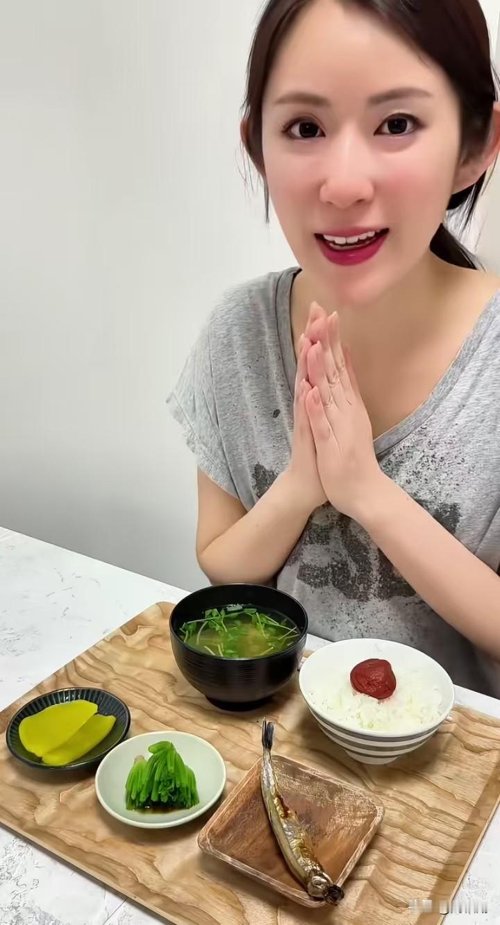 看看这简简单单的一餐饭，一条小鱼，一小碗清汤，配上一点腌菜，米饭上面就孤零零一颗