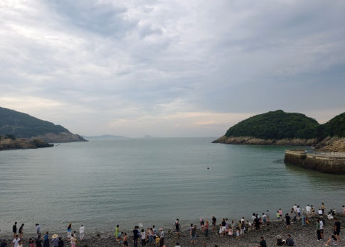 点，明晚继续抽10个小伙伴送红包今天你们那里热吗？我们这里这两天都有雨 挺凉快的