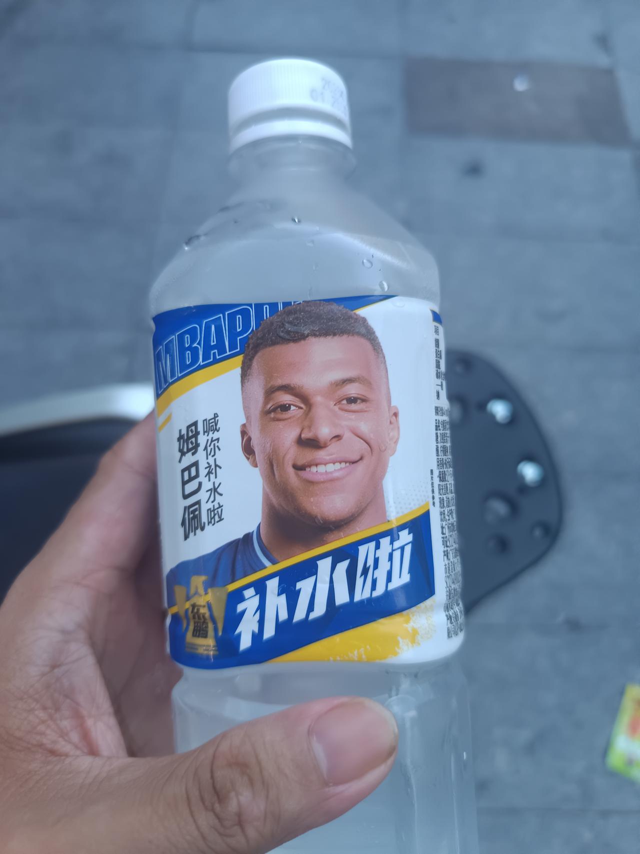 今天喝了这个饮料
发现一个很严重的问题
但不知道怎么说才好了




你敢相信吗