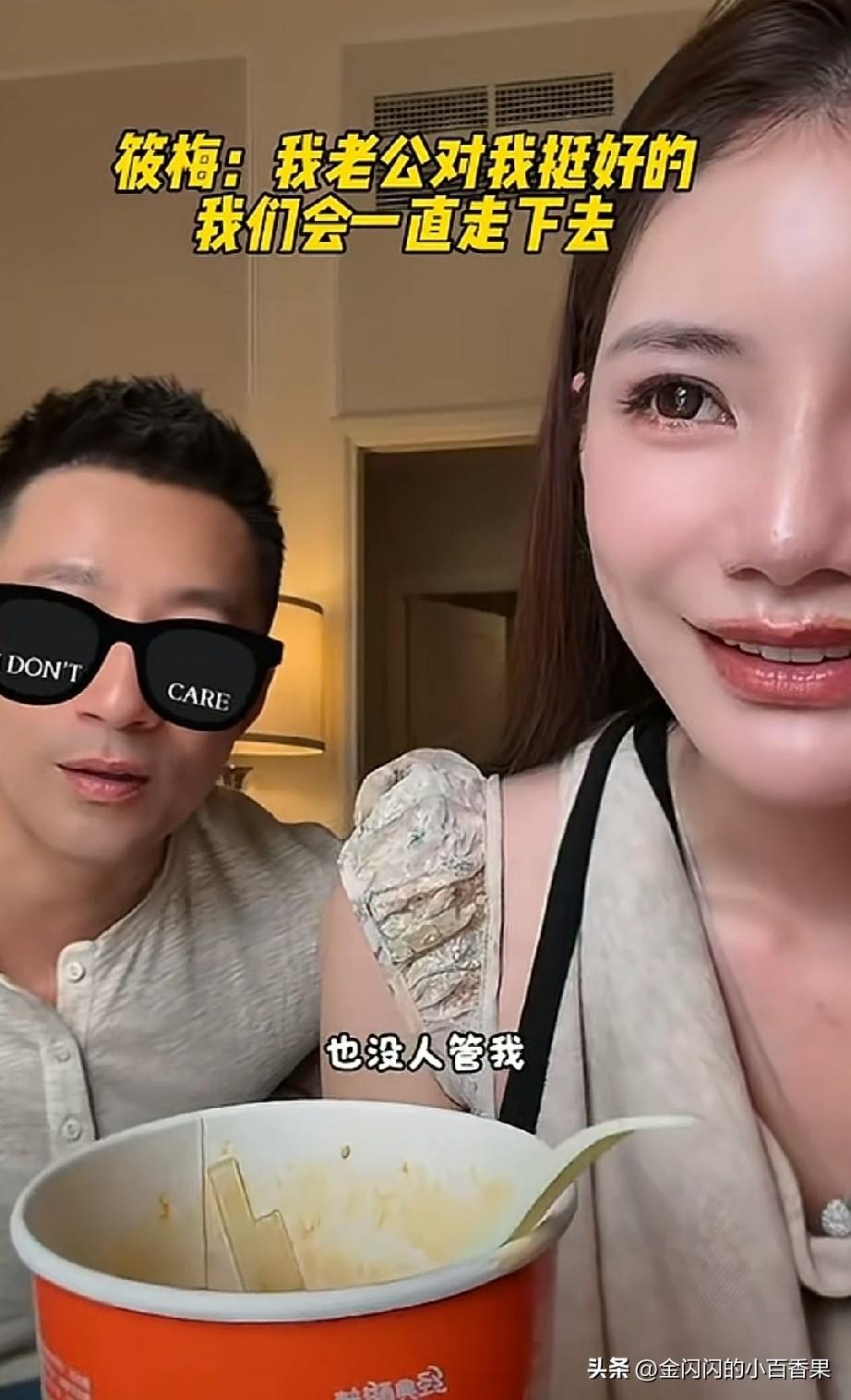 欧洲直播汪小菲往后一坐，马筱梅在前控场。
一句“老公觉得我对他挺好”，绕开自夸，