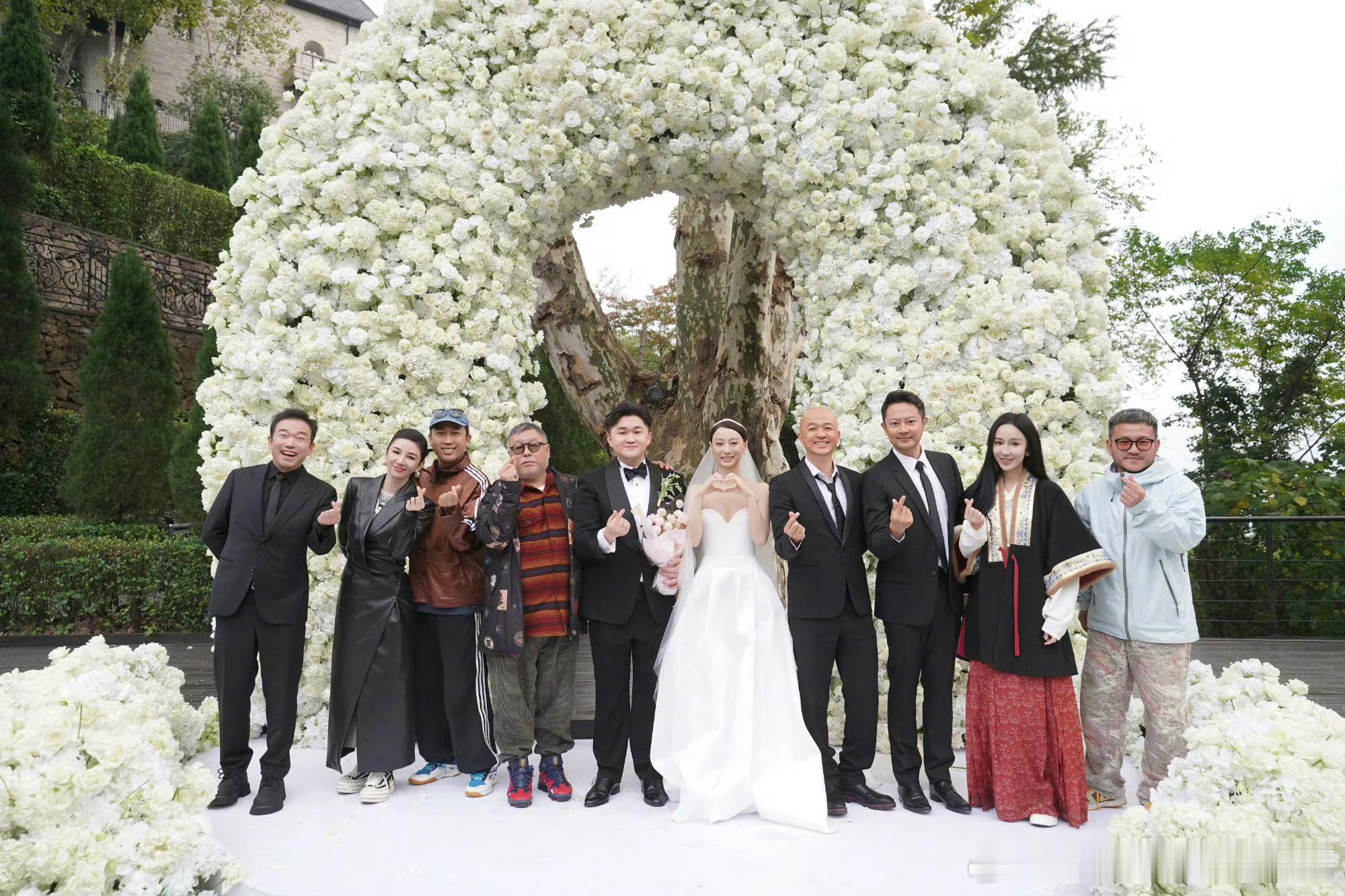 #娄艺潇晒张百乔小雪婚礼合照#娄艺潇参加了张百乔和小雪的婚礼，并在社交媒体上分享