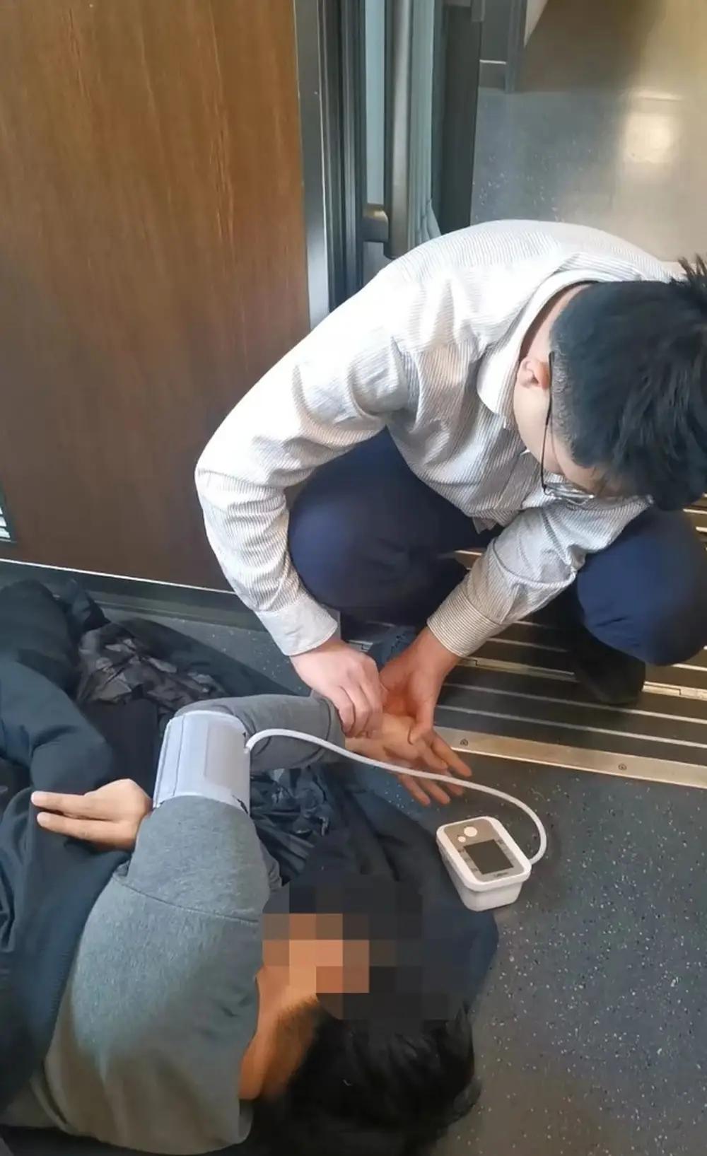 高铁连播寻医却无人起身？有三甲主任自述连续三次没起身，医生怕的到底是什么。

这
