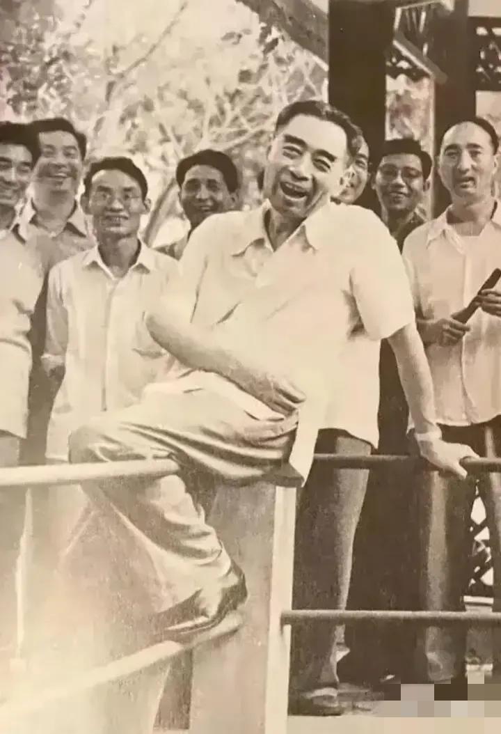 这张老照片，咱们的伟人身后有一位明星，
你看出是谁了吗？