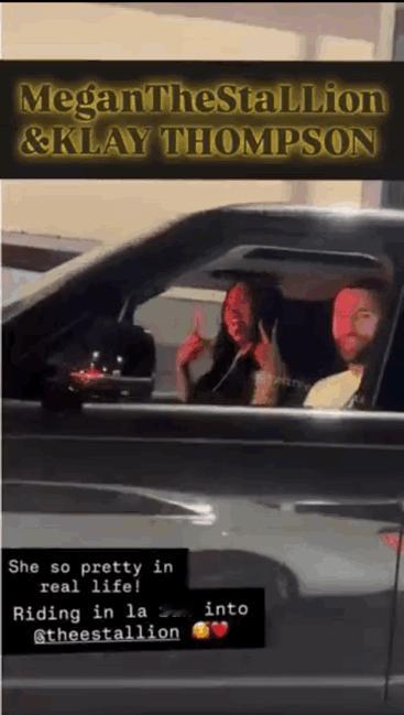 有粉丝在麦当劳偶遇梅根和克莱，他们正在排队等候，听着WAP。据粉丝描述😂🥰看